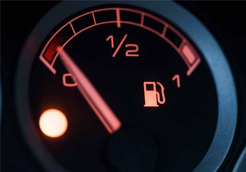 汽车在高速没油了咋办?又错过了服务区,老司机教你3招妙计!