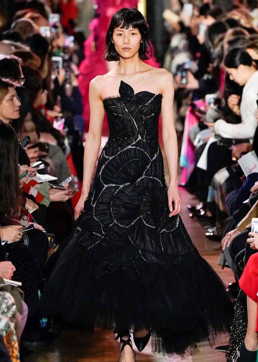 孙伊涵copy刘亦菲3年前穿搭一身西装现身同品牌现场是要致敬