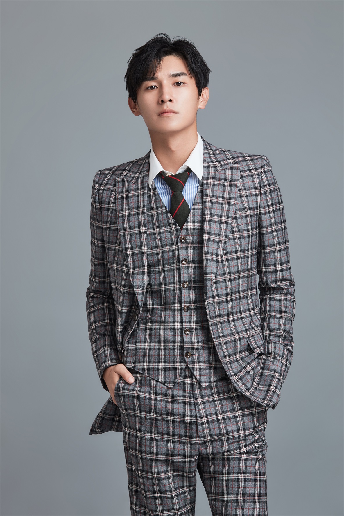 杨旭文西装写真曝光 时尚简约尽展型男魅力