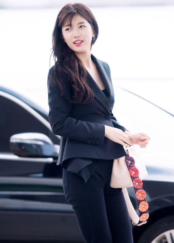 裴秀智胖了?穿西装显气质却不小心露出小肚腩,瞬间美回了18岁