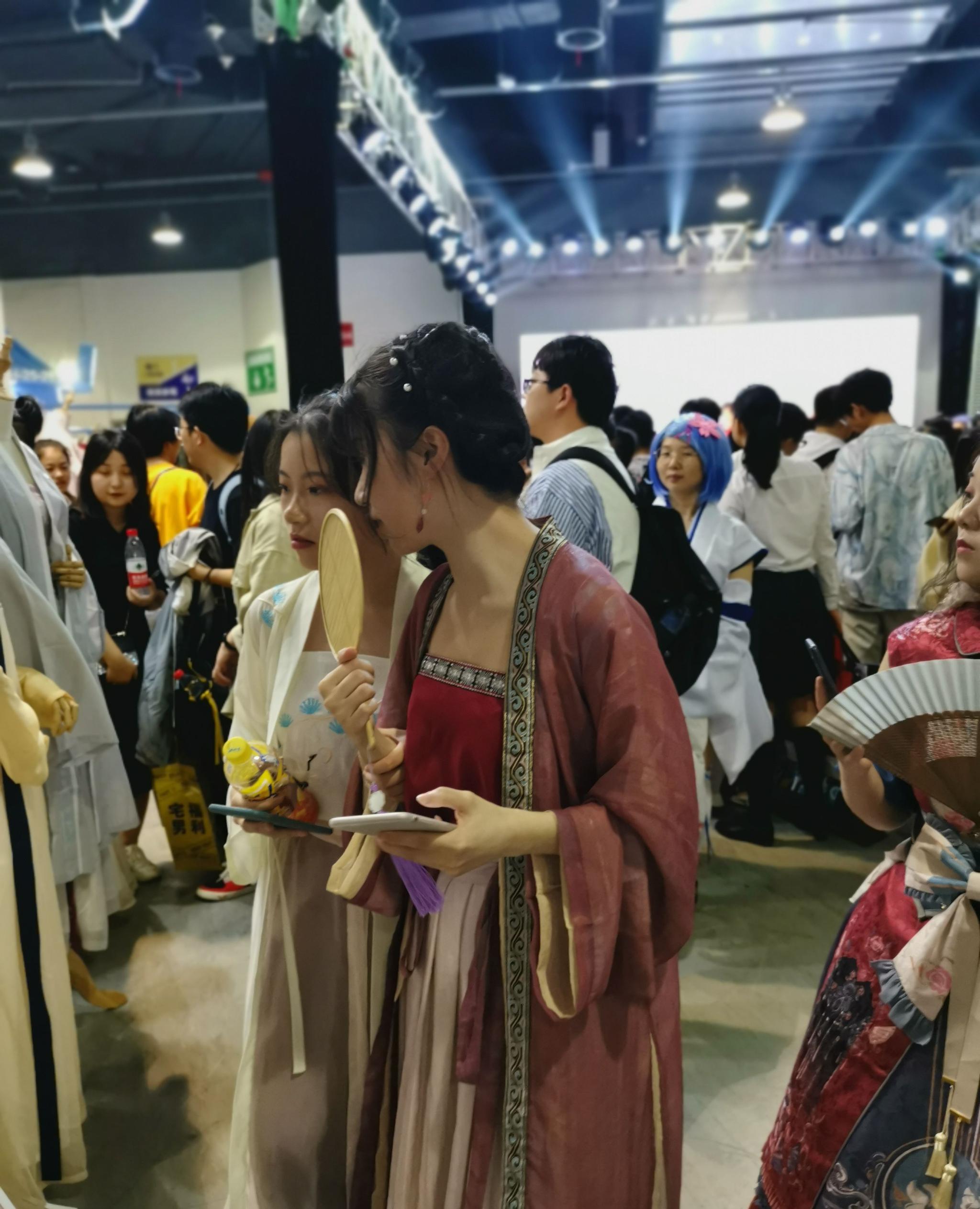 而这一次漫展,在路人的参与度方面,显然汉服取得了压倒性的胜利.