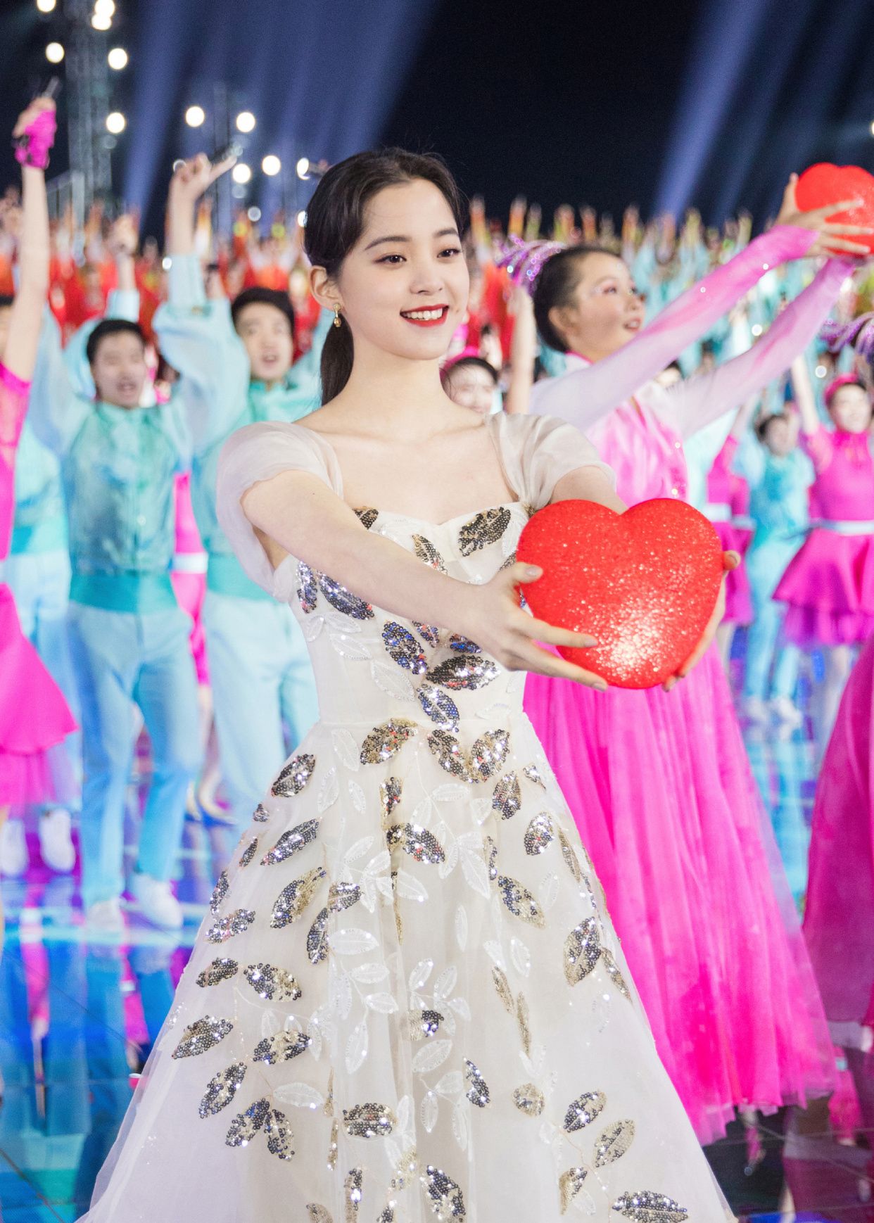 欧阳娜娜在春晚上穿着清爽,笑容甜美,没想到她的字也娟秀漂亮_高清