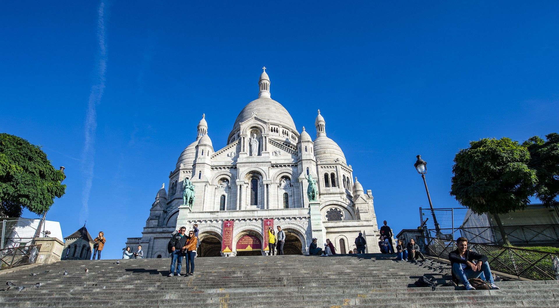 这里有世间最美的白色教堂,是巴黎的文艺心脏,处处是传说