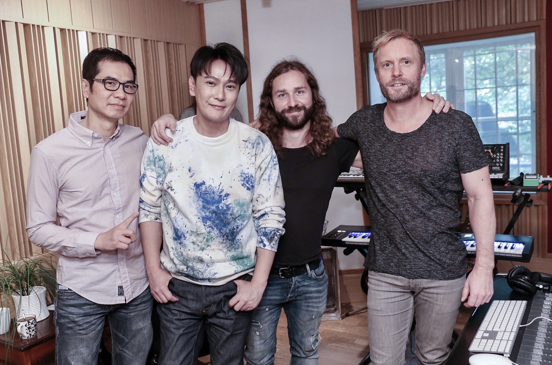 </i>张信哲《慢慢走》新歌上线 首次以音乐创作营