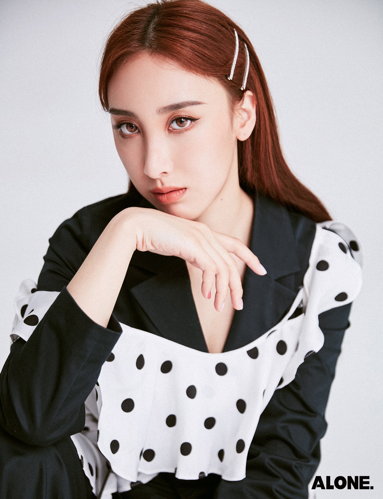 许靖韵全新美图曝光色彩碰撞体现别致美感