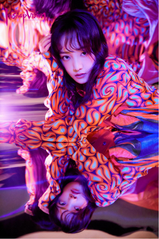 吴佳怡最新写真发布迷幻光影间流露卓然英姿