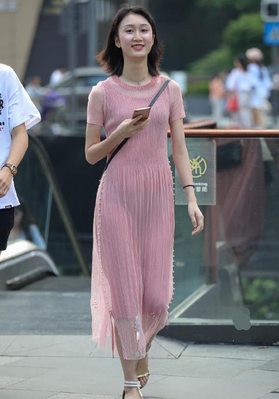 街拍笑容甜美的小姐姐一身温婉时尚的穿搭女人味十足