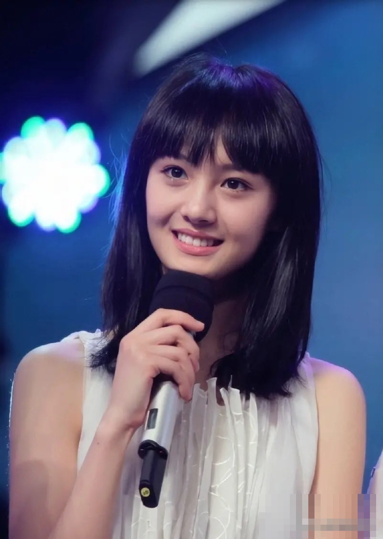 没有整容时的郑爽五官不精致,却是有一种很独特之美