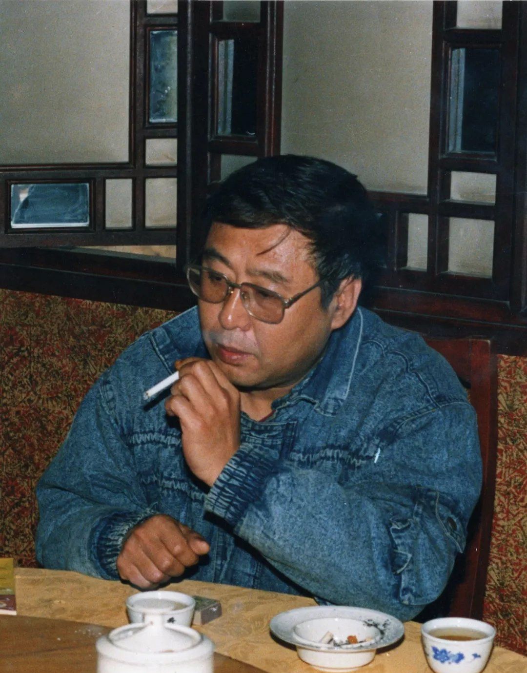 作家路遥老照片:病危时妻子坚持和他离婚,图8和莫言合影很罕见