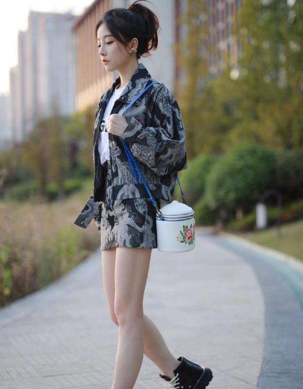 1 / 6 冯提莫应该算是多栖发展的艺人了,无论是
