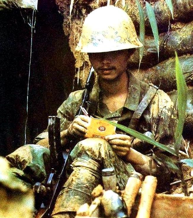 对越自卫反击战:图五为一名敢死队老兵,在战前的留影!