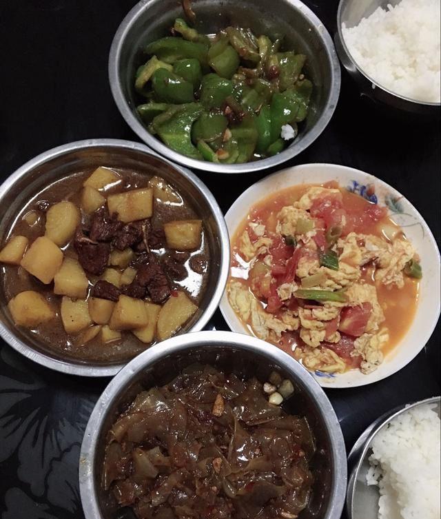 给父亲请了个保姆他却没饭吃我回家后看到桌上的饭菜愣住了