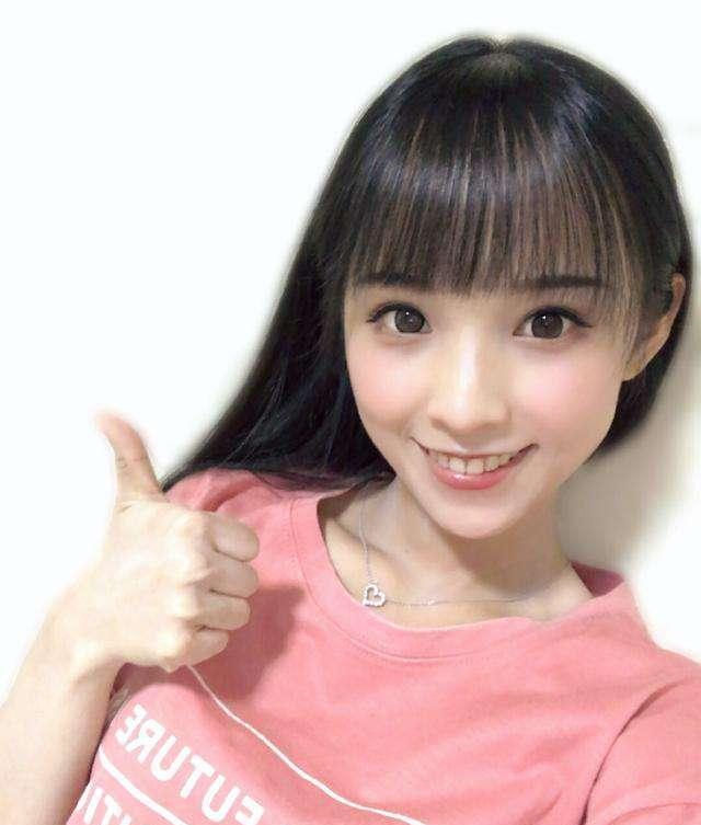 文文小婧一位歌手出道的女主播,唱歌弹琴确实不一般学历还高!