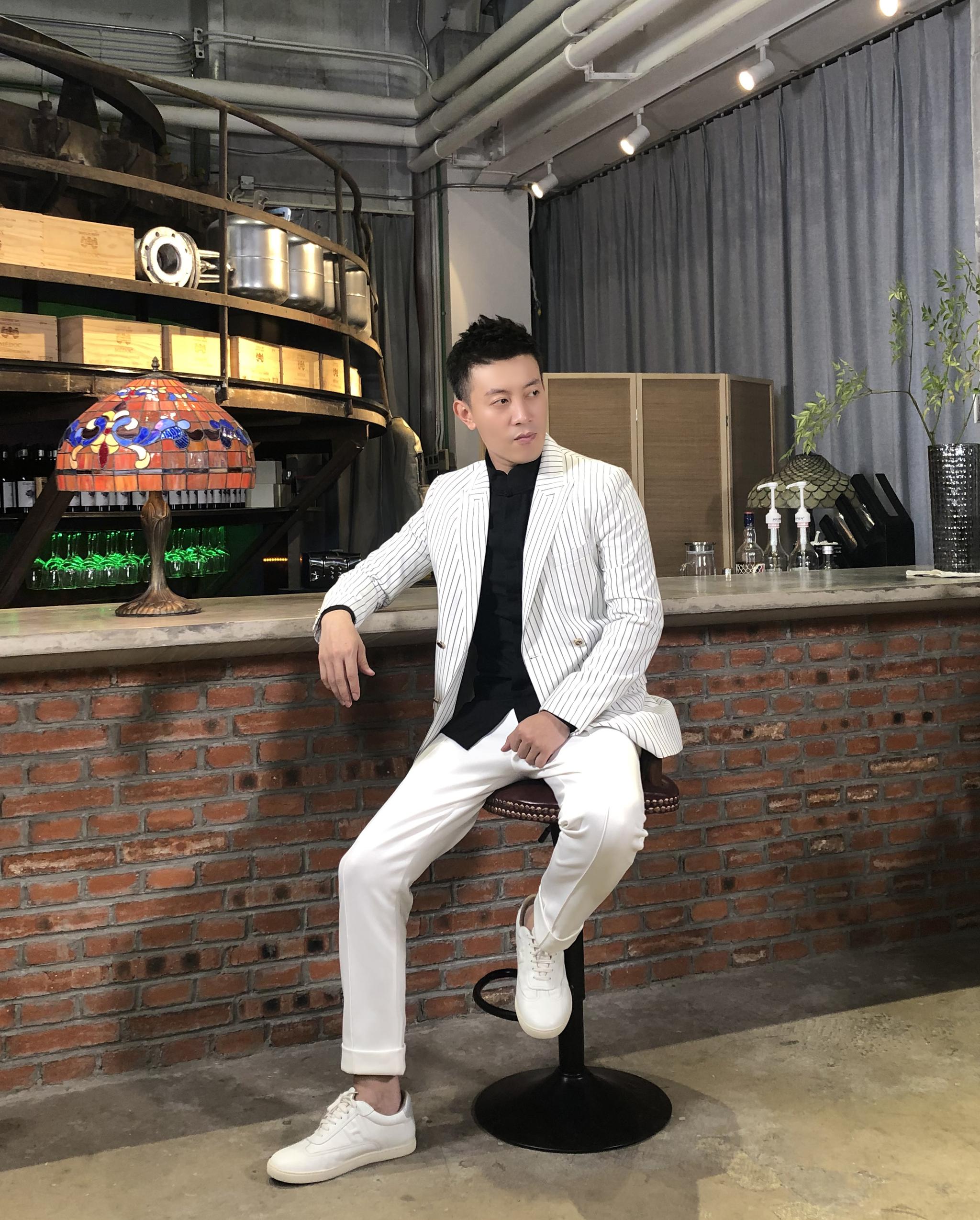 白翌骅做客《时尚咖咖咖》,优雅绅士男人味十足