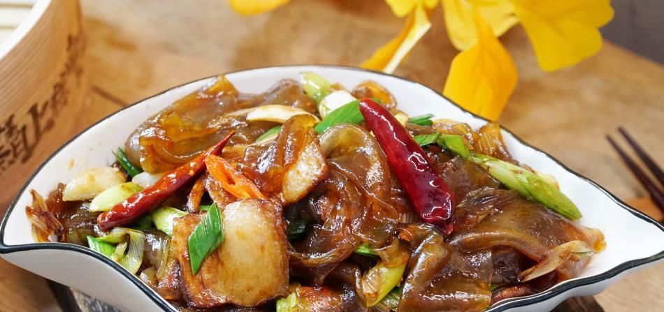 每到冬天,就特馋吃的"焖粉皮",老香了,油光透亮,米饭总不够