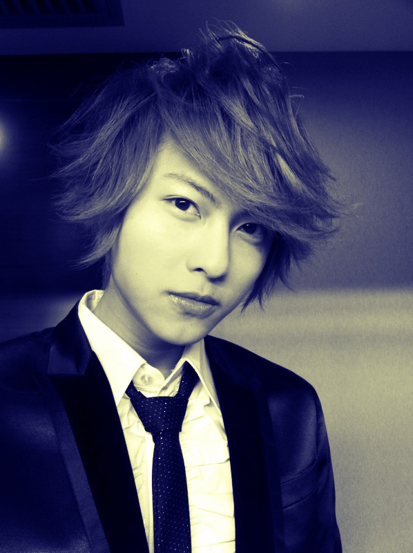 王子邱胜翊发十年间对比照引怀旧热潮获封冻龄王子