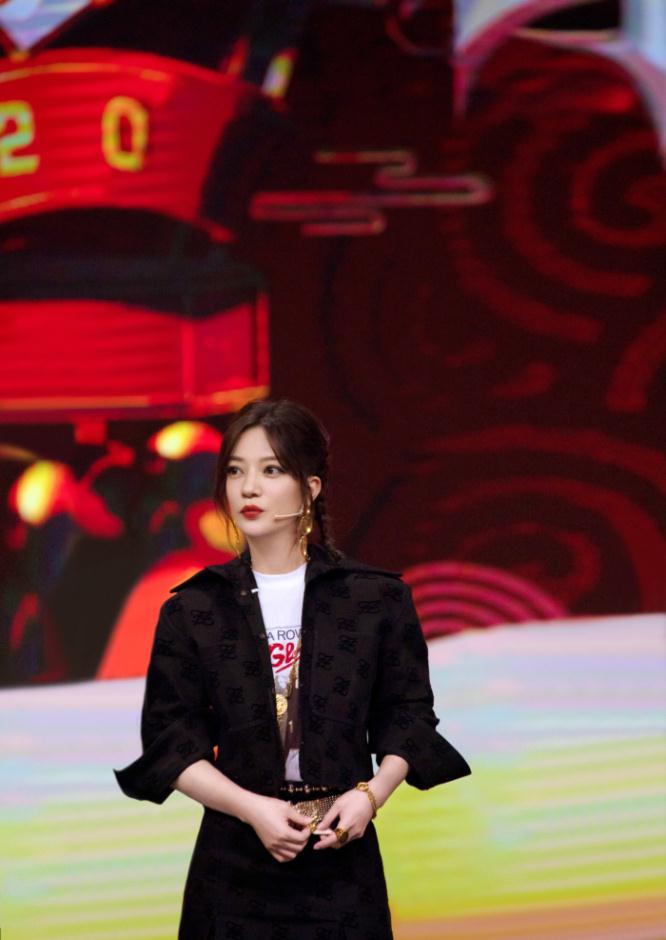 赵薇参加综艺《王牌对王牌》情深深剧组重聚