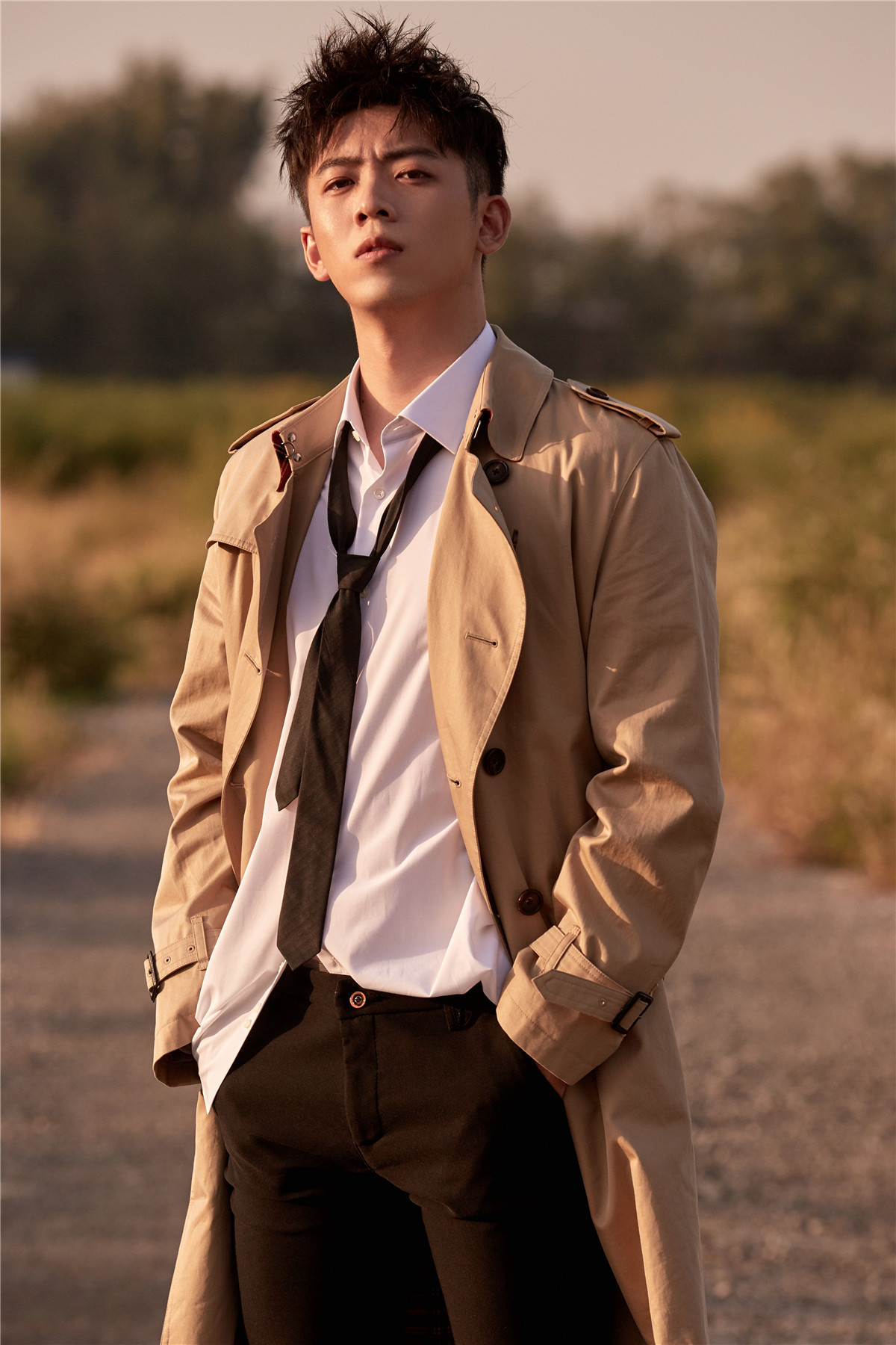 韩明霖风衣写真帅气洒脱 秋日型男魅力尽显