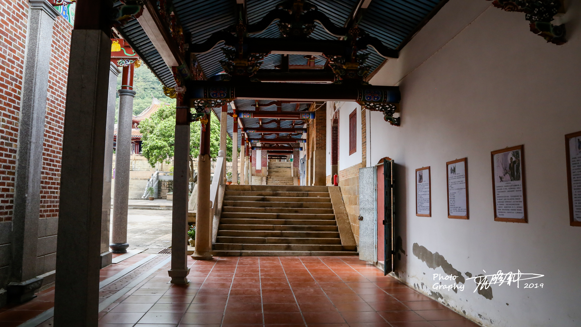 观赏完殿前景色拾阶而上,便到了天王殿(兜率内院)前,只见栩栩如生的