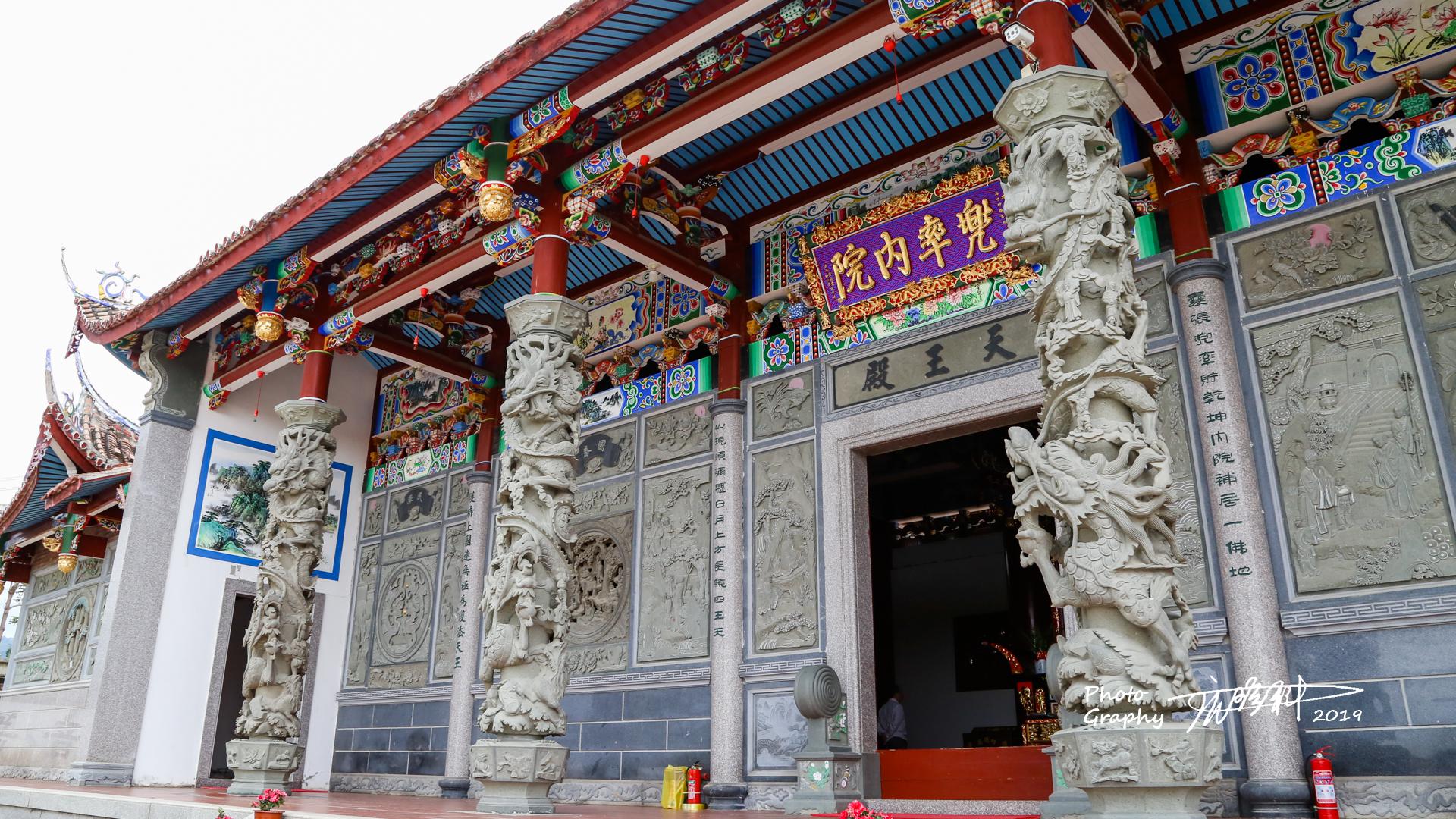 顺着石板路往前便是天王殿(兜率内院),石雕经幢分立两旁.