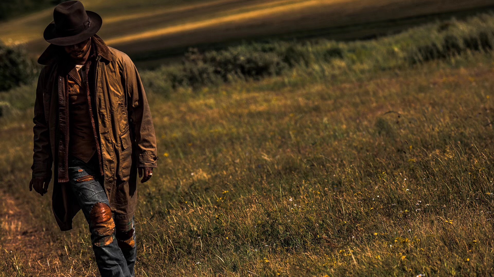 谭凯化身西部牛仔草原漫步气质出众