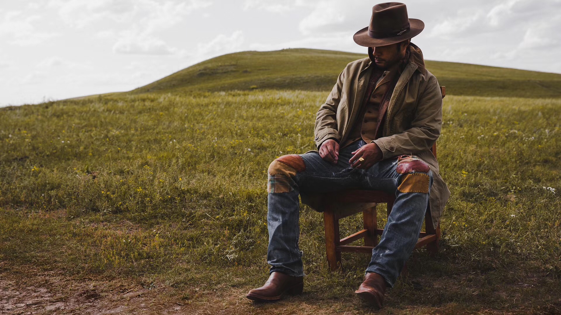 谭凯化身西部牛仔  草原漫步气质出众