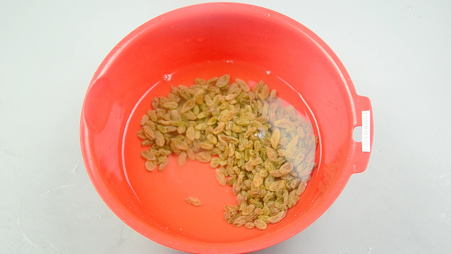葡萄干直接吃非常脏,干货店老板教我一招,脏东西虫卵自己跑出来