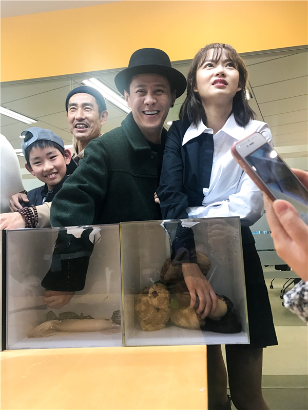 马浴柯突袭新浪大楼大金牙圣诞送祝福圈粉满满