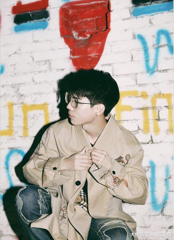 杨桐参加男团节目正式出道, 学成归来后帅翻全场, 19岁扬帆起航!