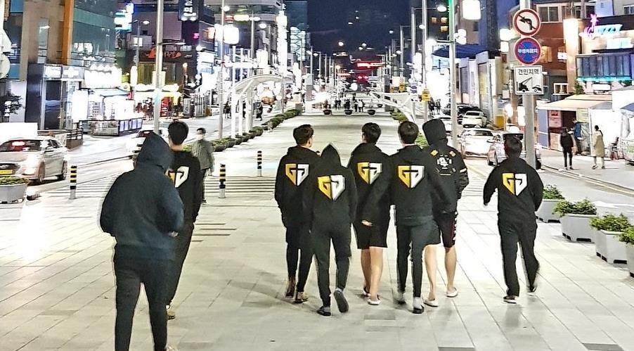 gen大换血重组,队内元老只留下了cuvee和ruler,又引入了打野的peanut