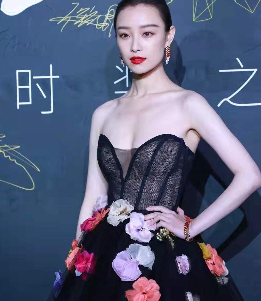 倪妮这次穿"抹胸裙"好美!"天鹅颈"令人羡慕,衣服却贵的吓人