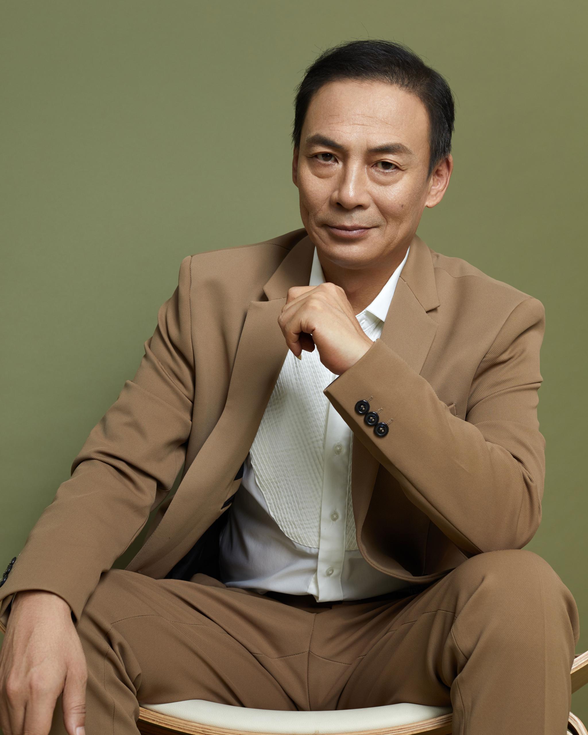 演员杨猛近日,演员杨猛曝光了一组全新写真,照片中杨猛身穿浅色西装