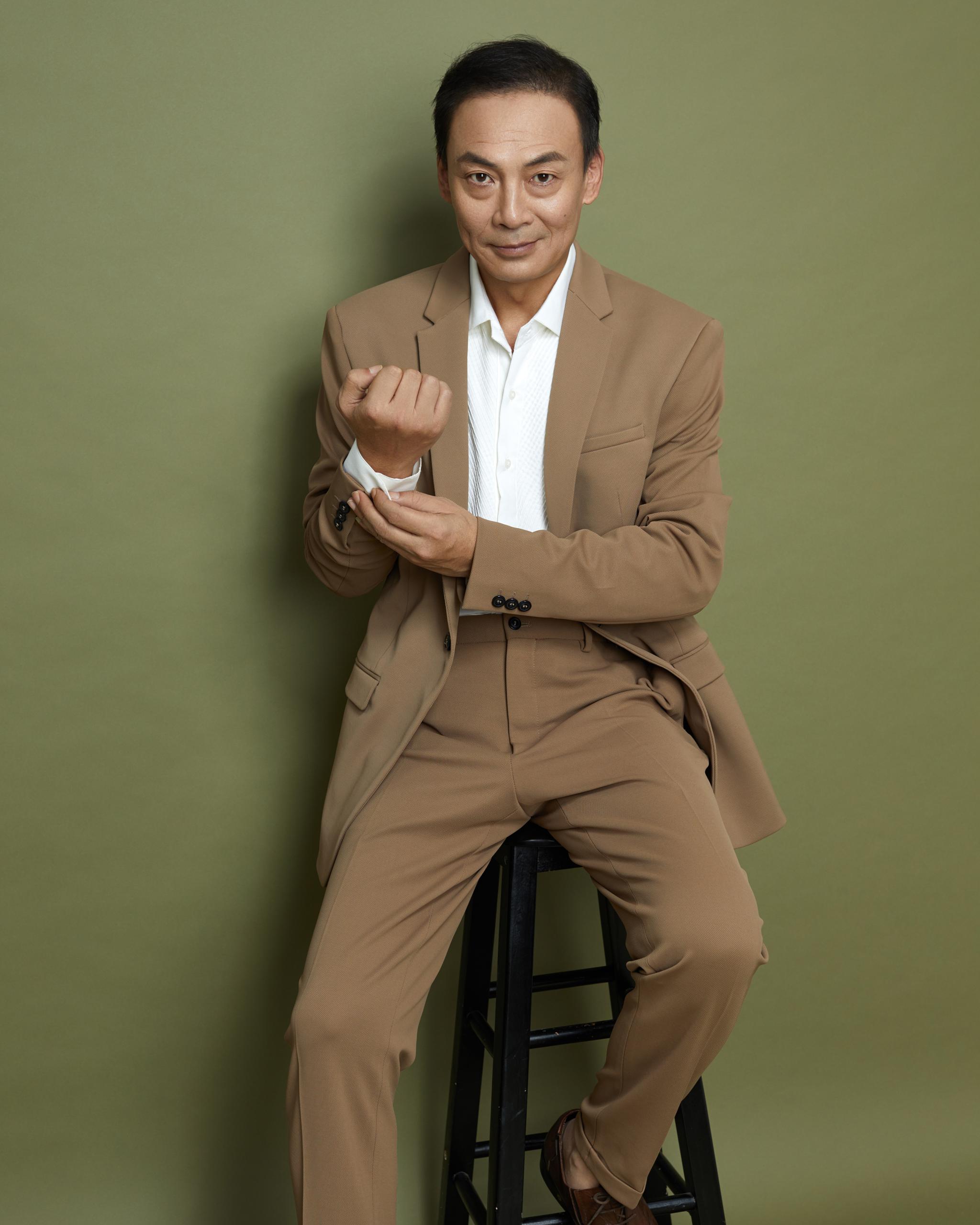 近日,演员杨猛曝光了一组全新写真,照片中杨猛身穿浅色西装外套套装