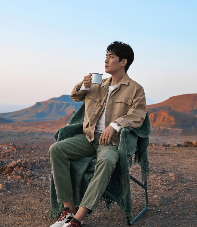 朱一龙光脚拍大片搭配工装风造型大长腿抢镜