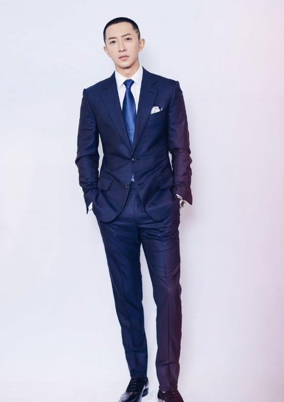 韩庚留寸头穿白色西装,白马王子既视感,简直就是行走的衣架!