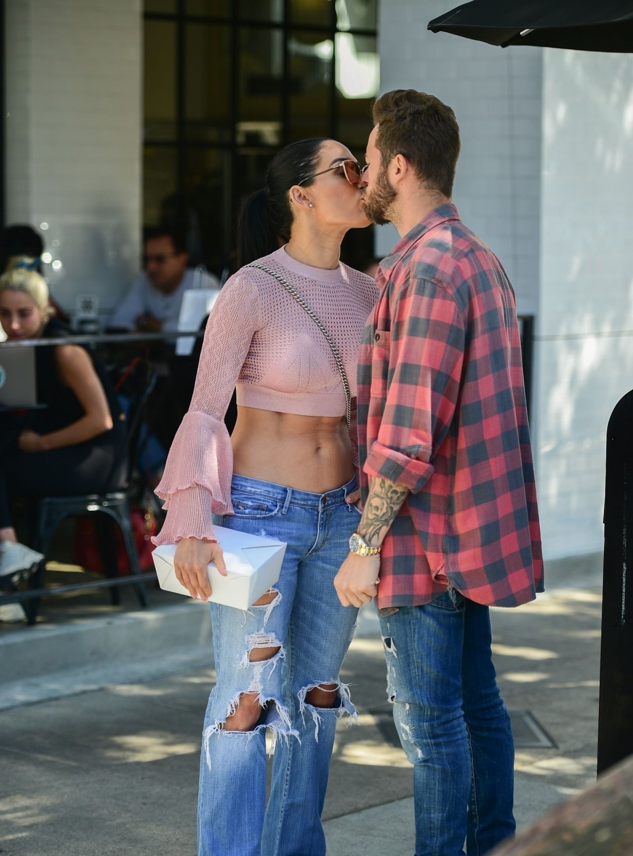 美国女星尼基·贝拉和男友一起现身洛杉矶街头,甜蜜恩爱