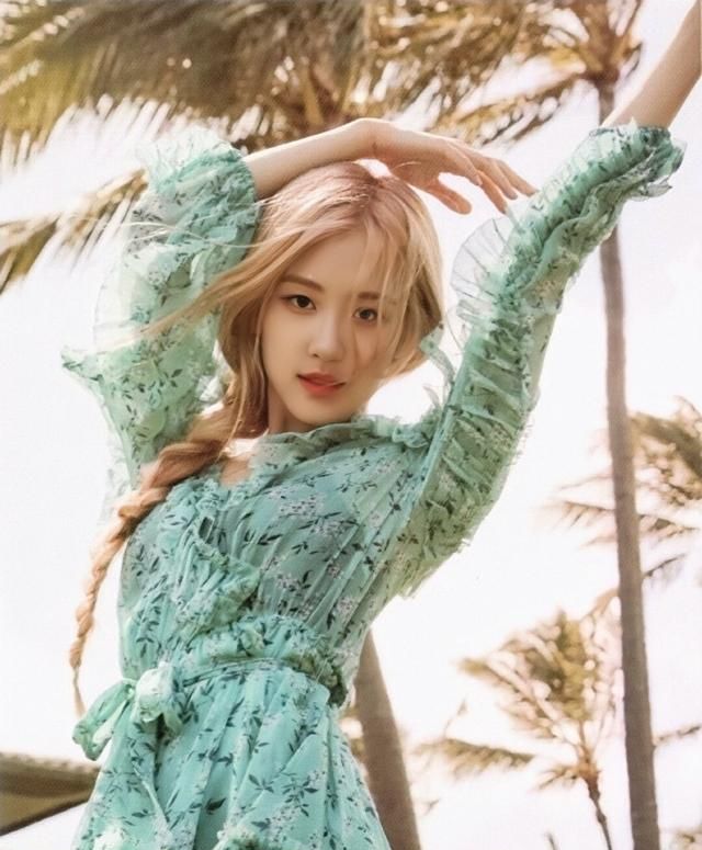 rose朴彩英金发披肩,穿一字肩仙女裙秀直角肩,不愧是澳洲玫瑰_高清