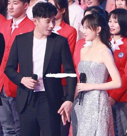 唐嫣主动抱吴亦凡,谁注意罗晋下意识举动?粉丝:满屏狗粮