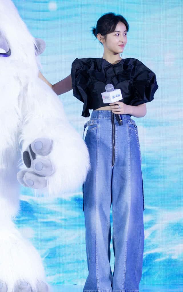 张子枫穿高跷裤我呆了,155身高秒变180既视感,少女全无!