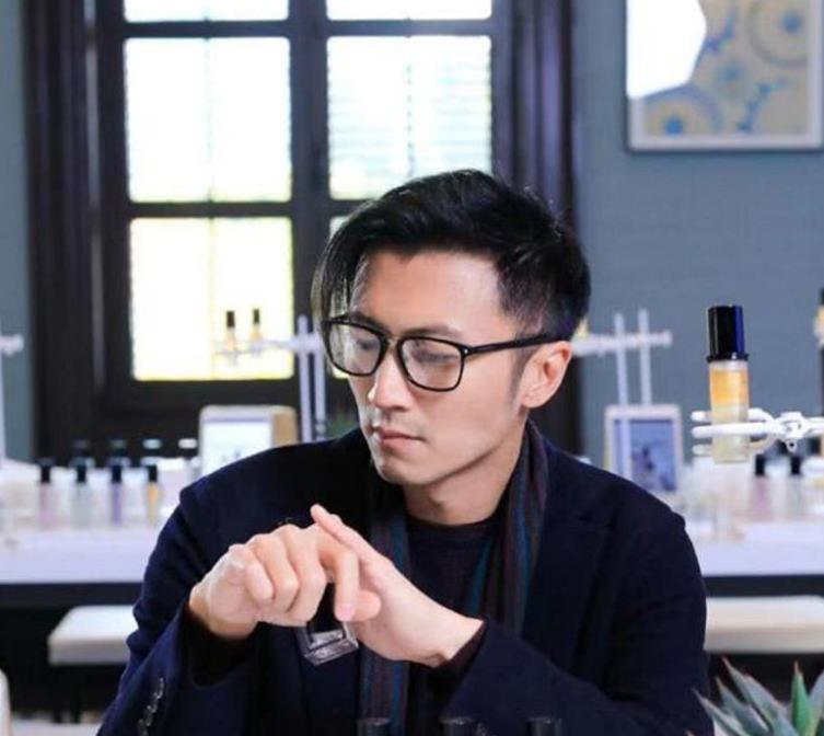 39岁谢霆锋一副眼镜玩出撩人范