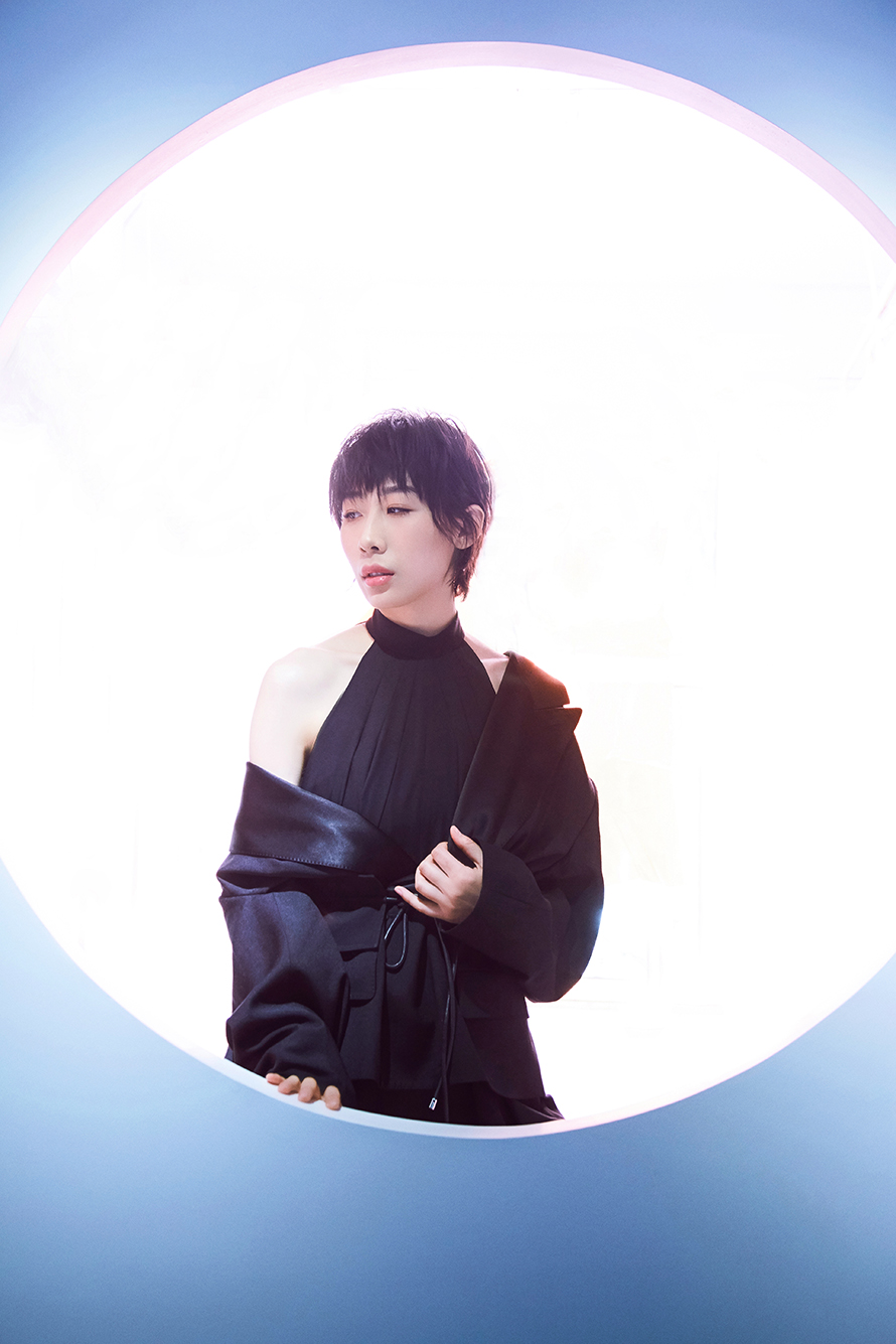 任素汐西装穿搭新意十足 撕掉标签专注做好分内事