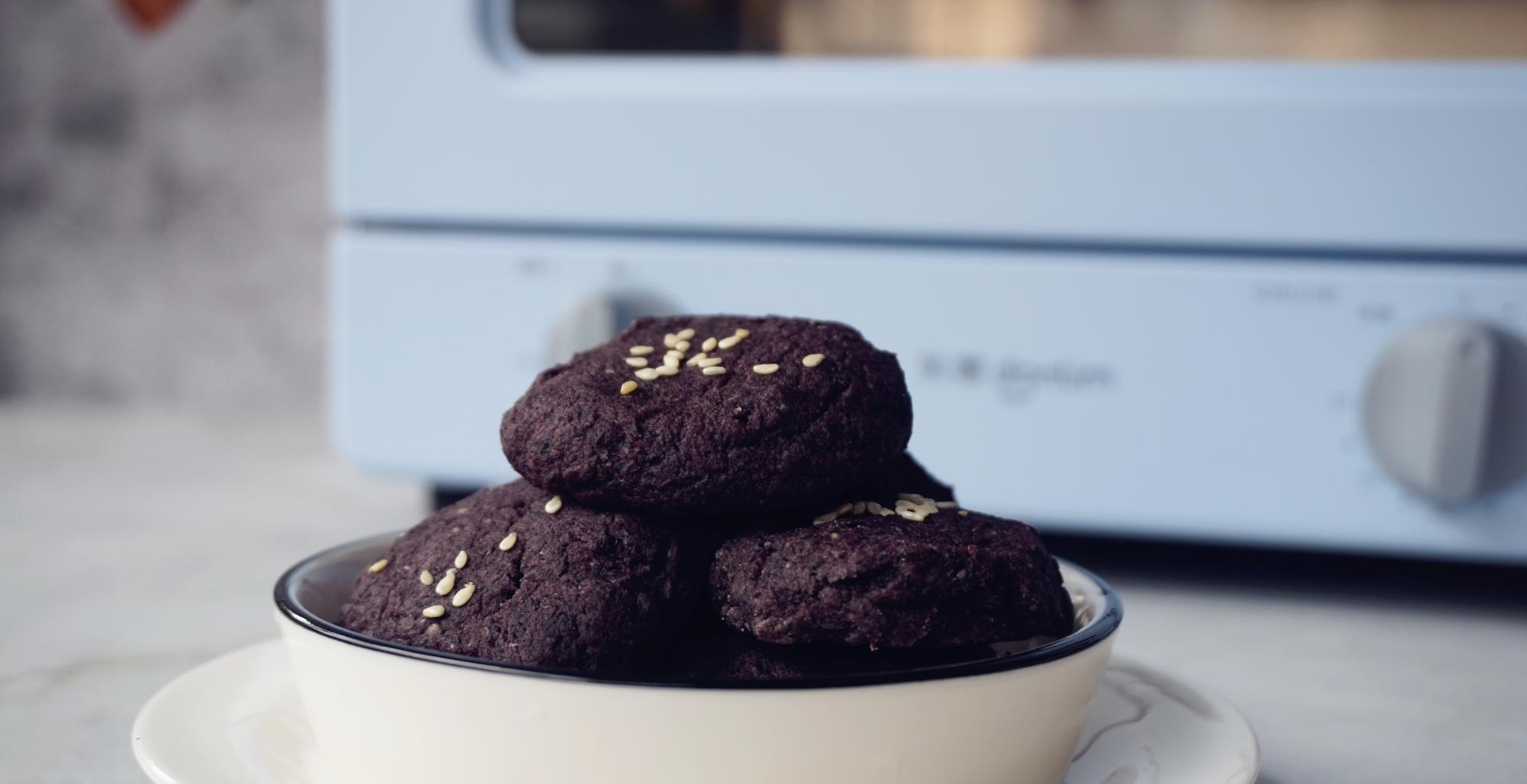 立秋后养生吃黑米,用黑米做的早餐饼清甜稻香,口感丰富又有营养