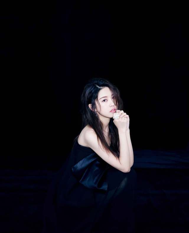 新生代演员李紫莹拍写真可盐可甜驾驭不同造型