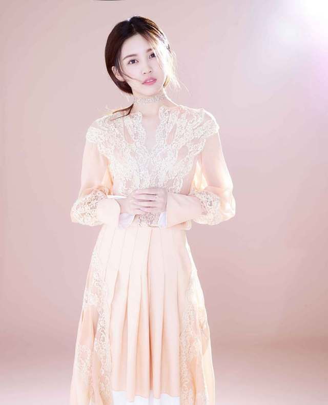 新生代演员李紫莹拍写真,可盐可甜驾驭不同造型|李紫