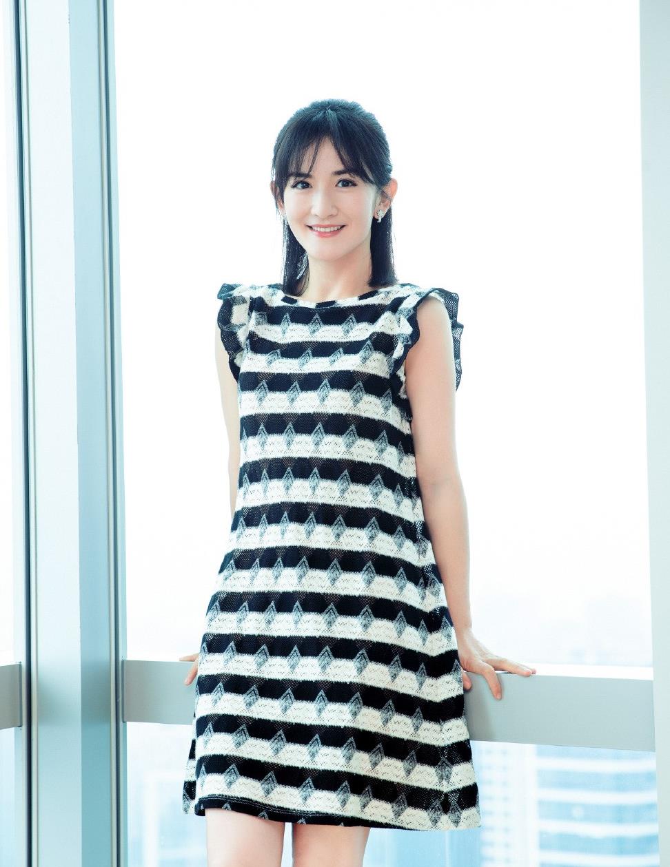 谢娜出席活动穿条纹连衣裙梳八字刘海年轻得像18岁少女