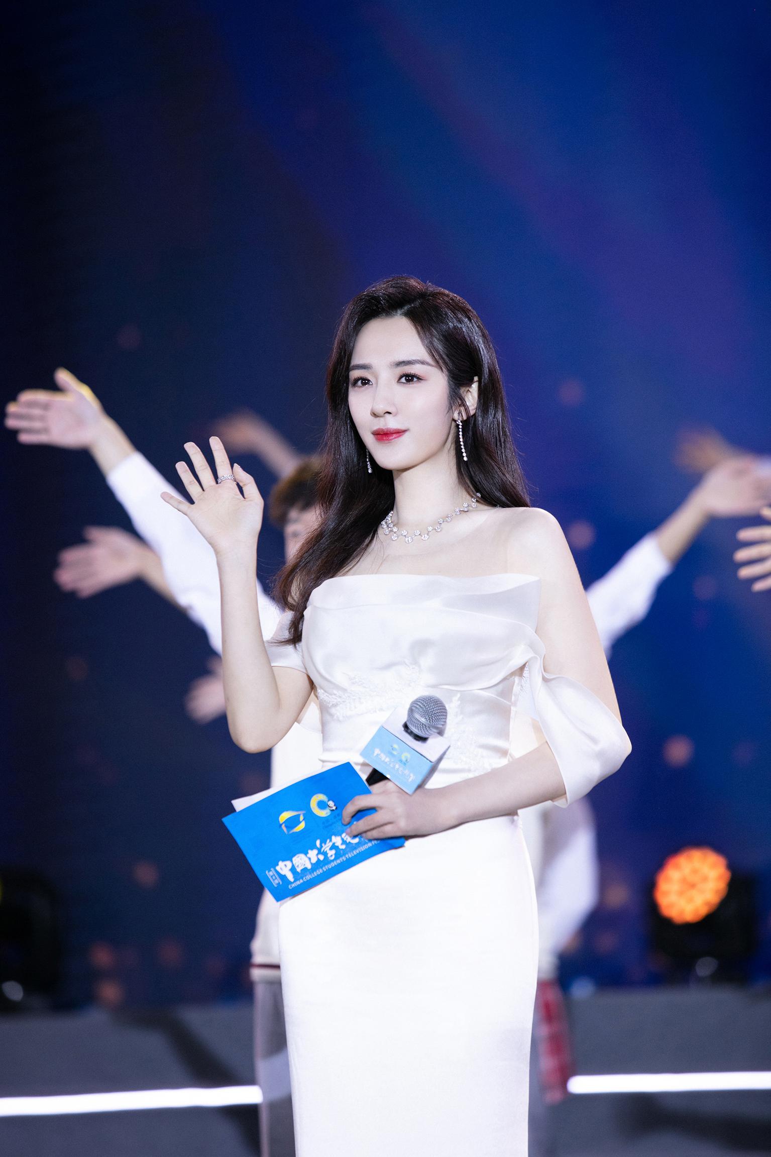 王晓晨出席大学生电影节闭幕盛典 主持首秀表现惊艳