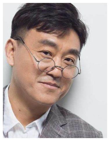 他是国家一级演员,娶初中同学20年恩爱仍似初恋,一家三口很幸福