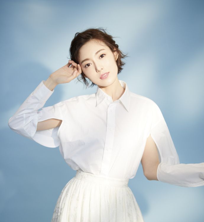 何美璇写真 自带强大气场 战斗力爆棚 有女总裁的味道