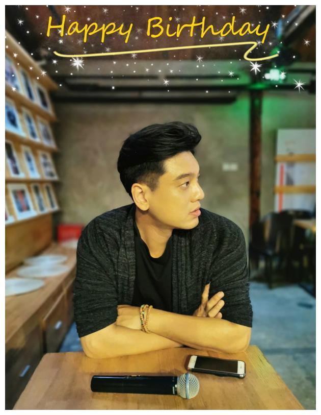 f4朱孝天生日只有娇妻陪伴,减肥成功变帅,庆祝餐厅窄小太节约