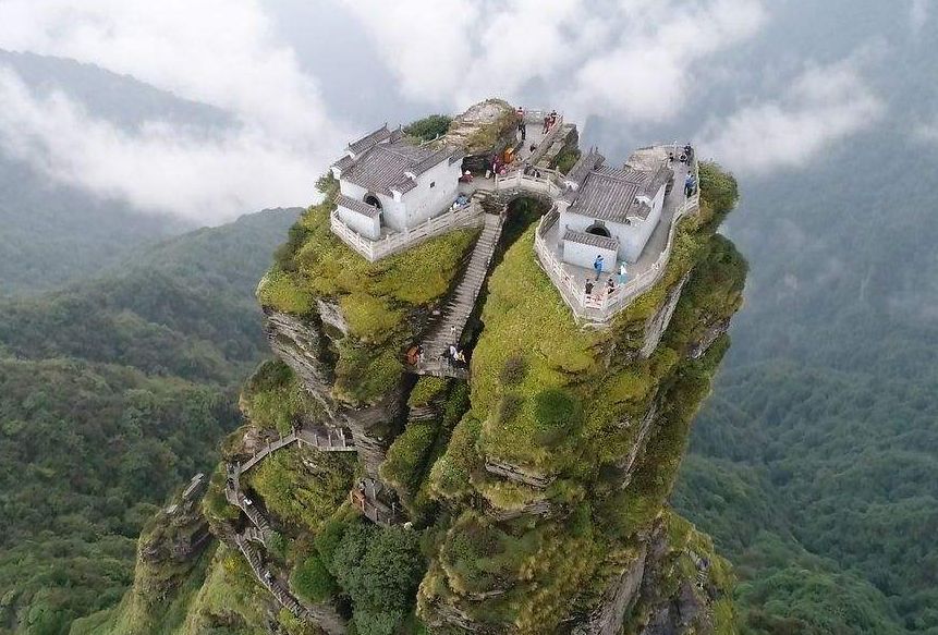 最危险的房子建筑 在武陵山脉的最高峰 海拔2494米
